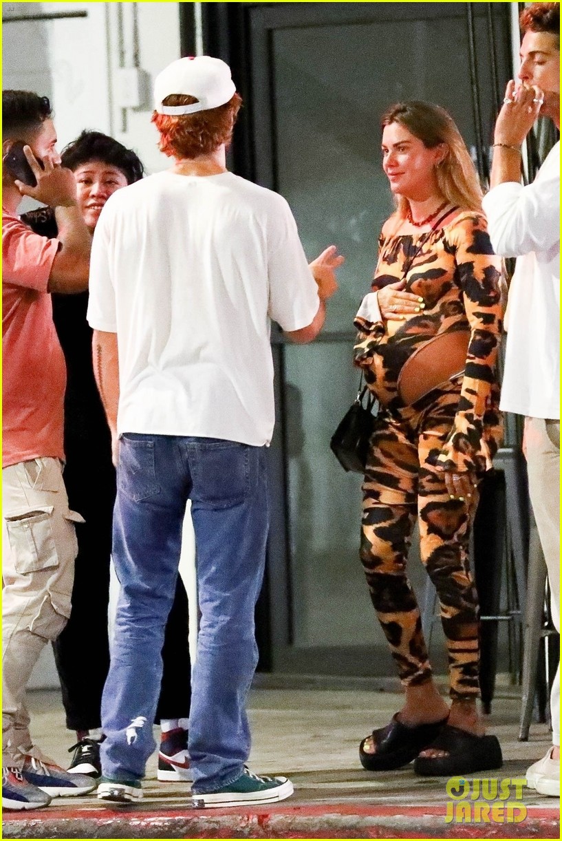 kj apa preg clara berry out friends la night 18