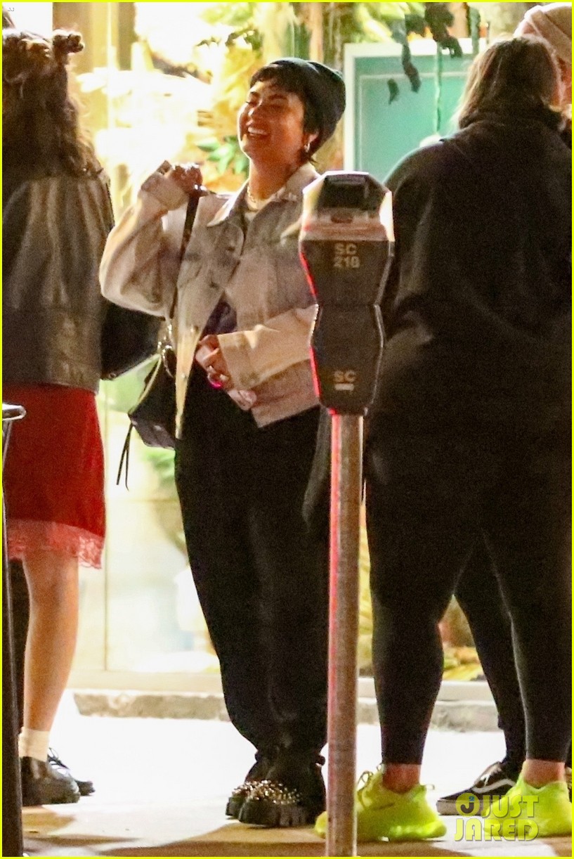 demi lovato grabs ice cream with friends at salt and straw 03