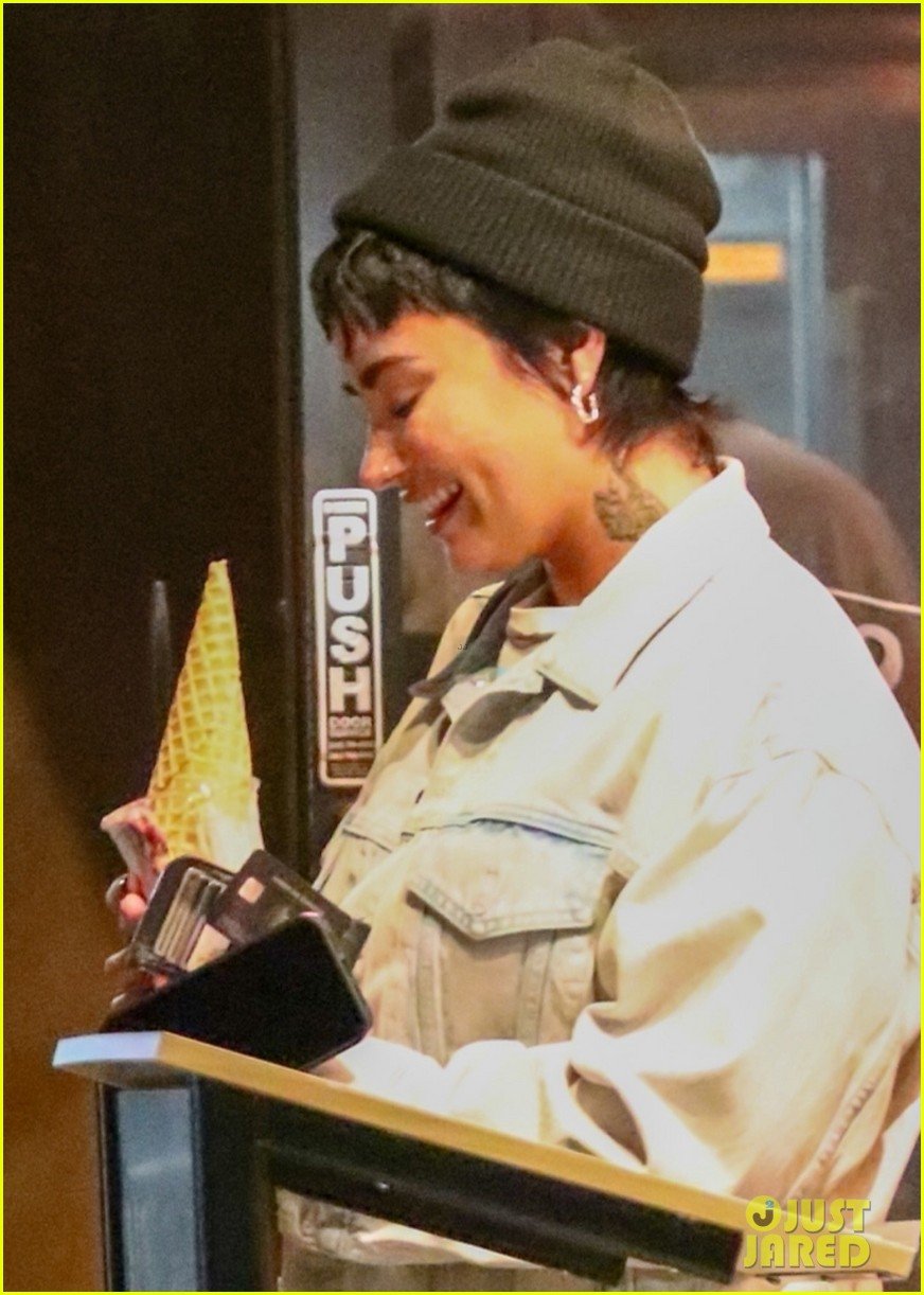 demi lovato grabs ice cream with friends at salt and straw 04