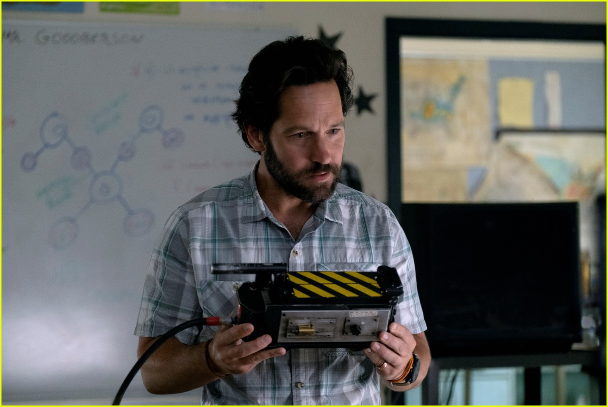 mckenna grace finn wolfhard star in ghostbusters afterlife trailer 04