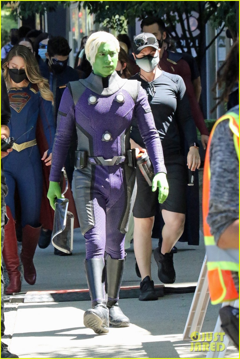 supergirl cast in full costume finale filming 01