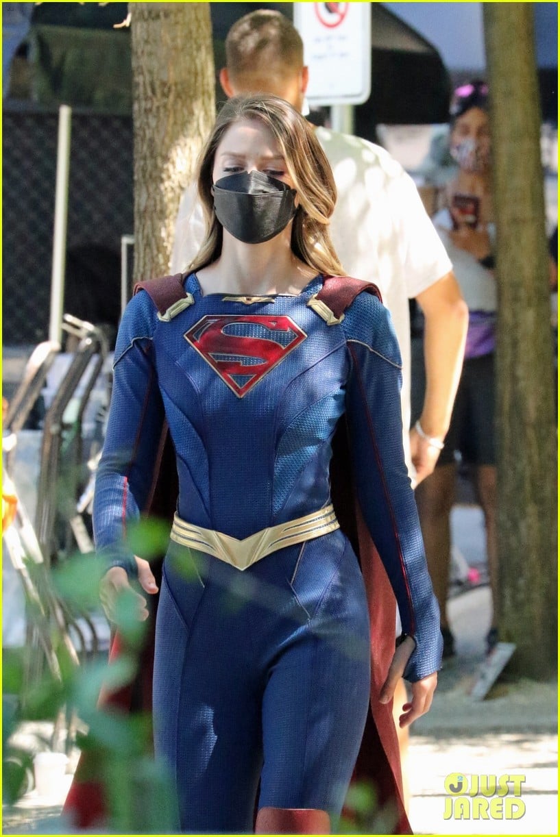 supergirl cast in full costume finale filming 02