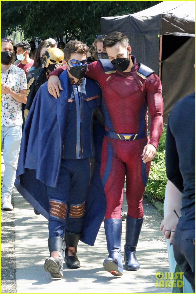 supergirl cast in full costume finale filming 03