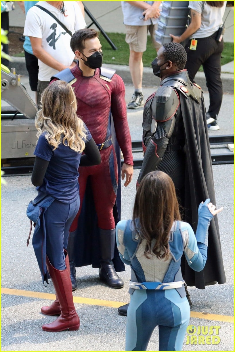 Full Sized Photo of supergirl cast in full costume finale filming 10 ...