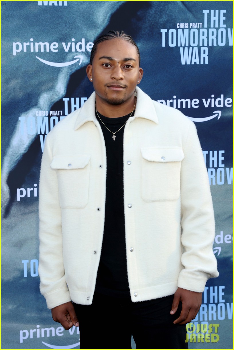 tati gabrielle kylie cantrall chloe lukasiak bring fun fashion to premiere 04