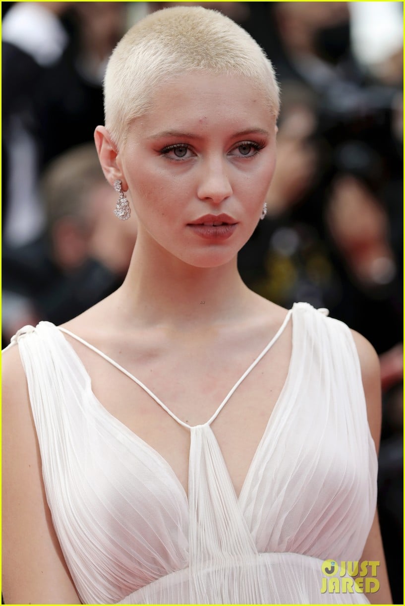 timothee chalamet cozies up to costar tilda swinton at the french dispatch cannes premiere 16