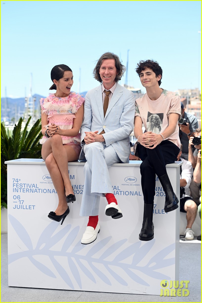 timothee chalamet continues with cute poses at the french dispatch photo call 05