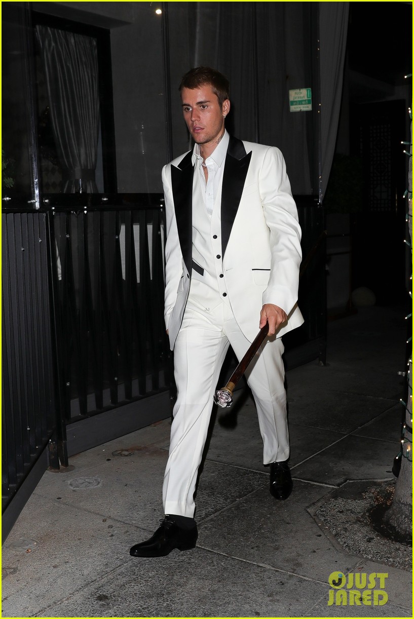 justin bieber white tux dinner friends 03