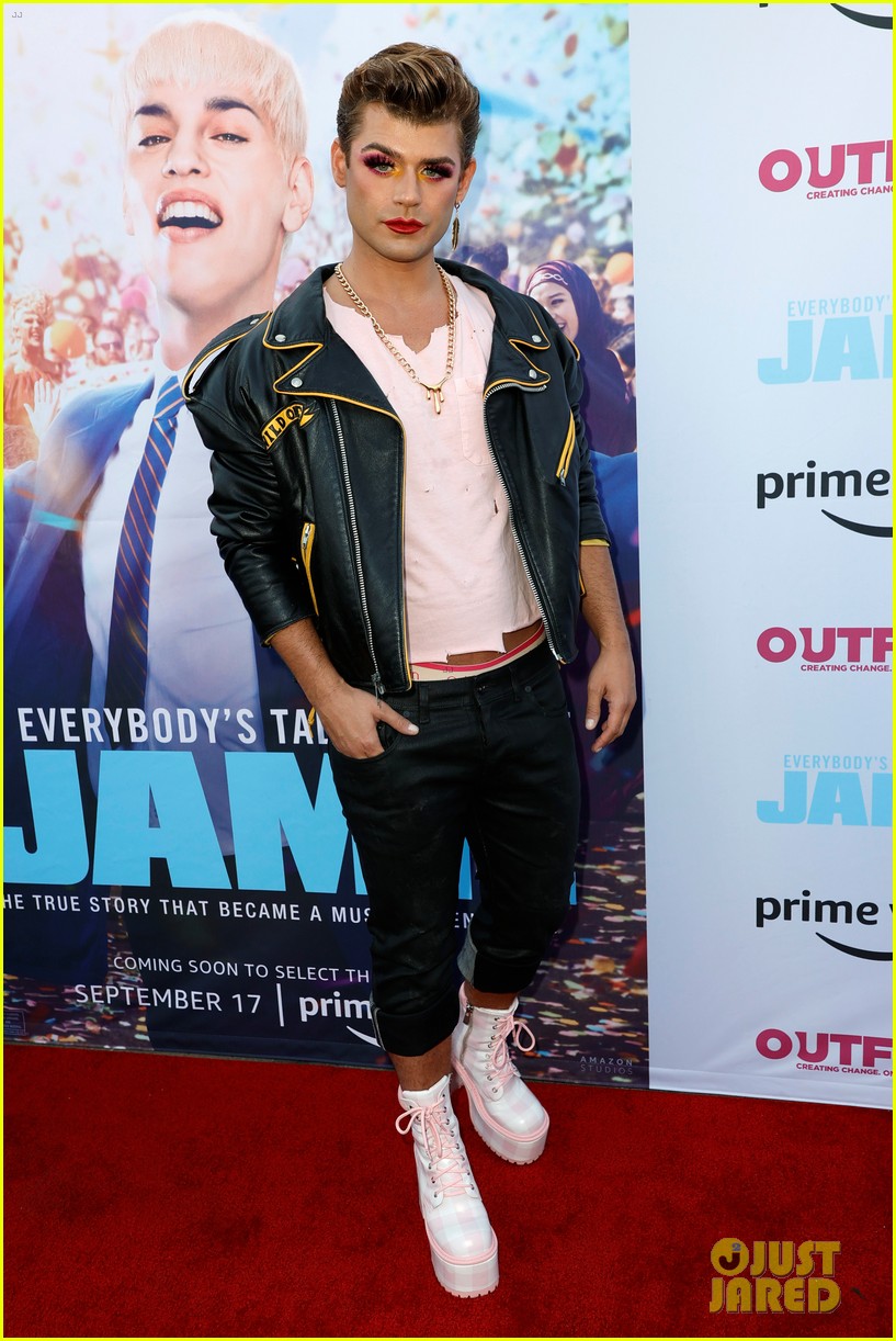 fin argus garrett clayton glam up for everybodys talking about jamie premiere 01