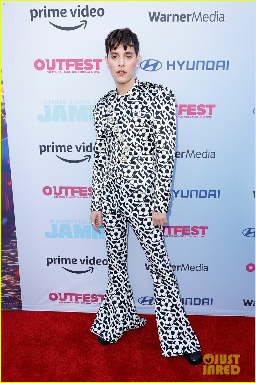 fin argus garrett clayton glam up for everybodys talking about jamie premiere 02