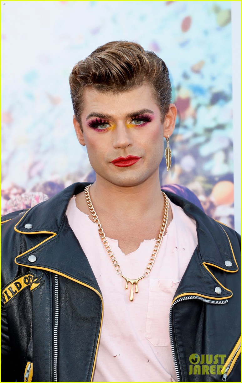 fin argus garrett clayton glam up for everybodys talking about jamie premiere 09