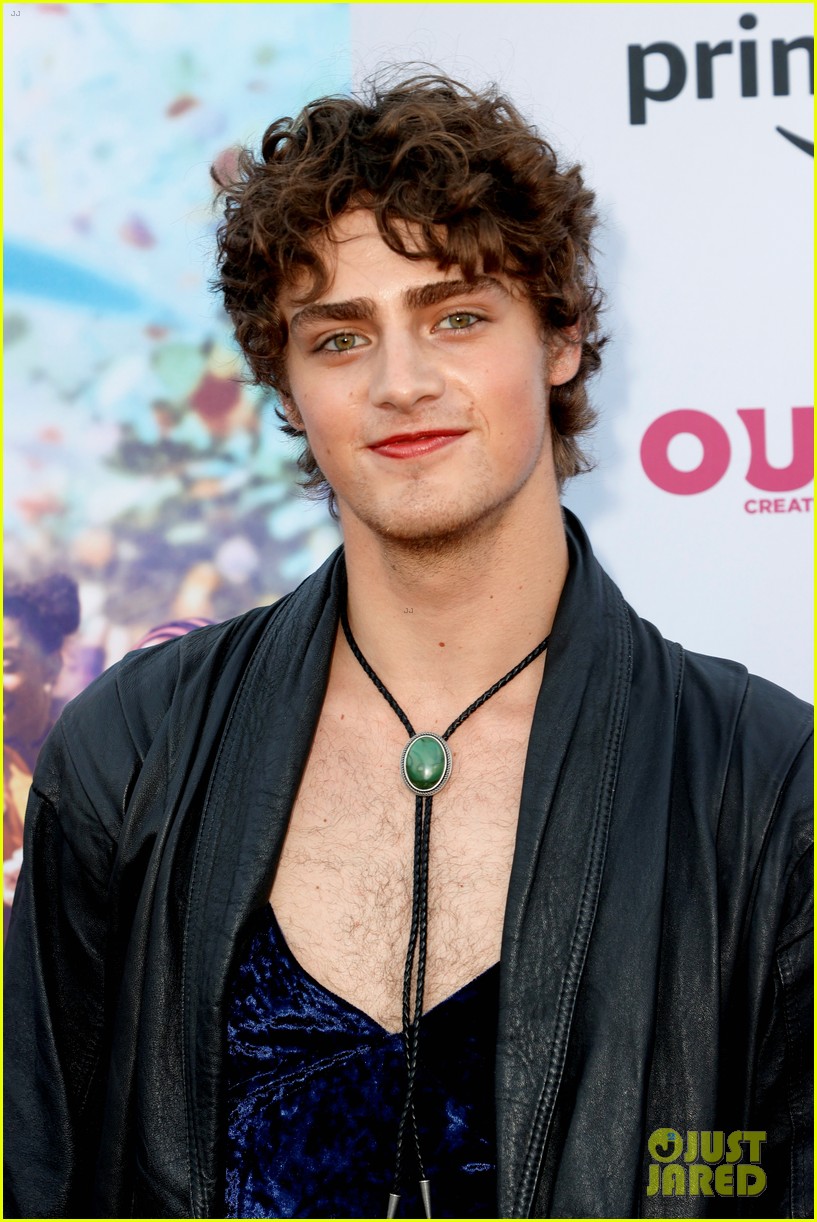 fin argus garrett clayton glam up for everybodys talking about jamie premiere 13