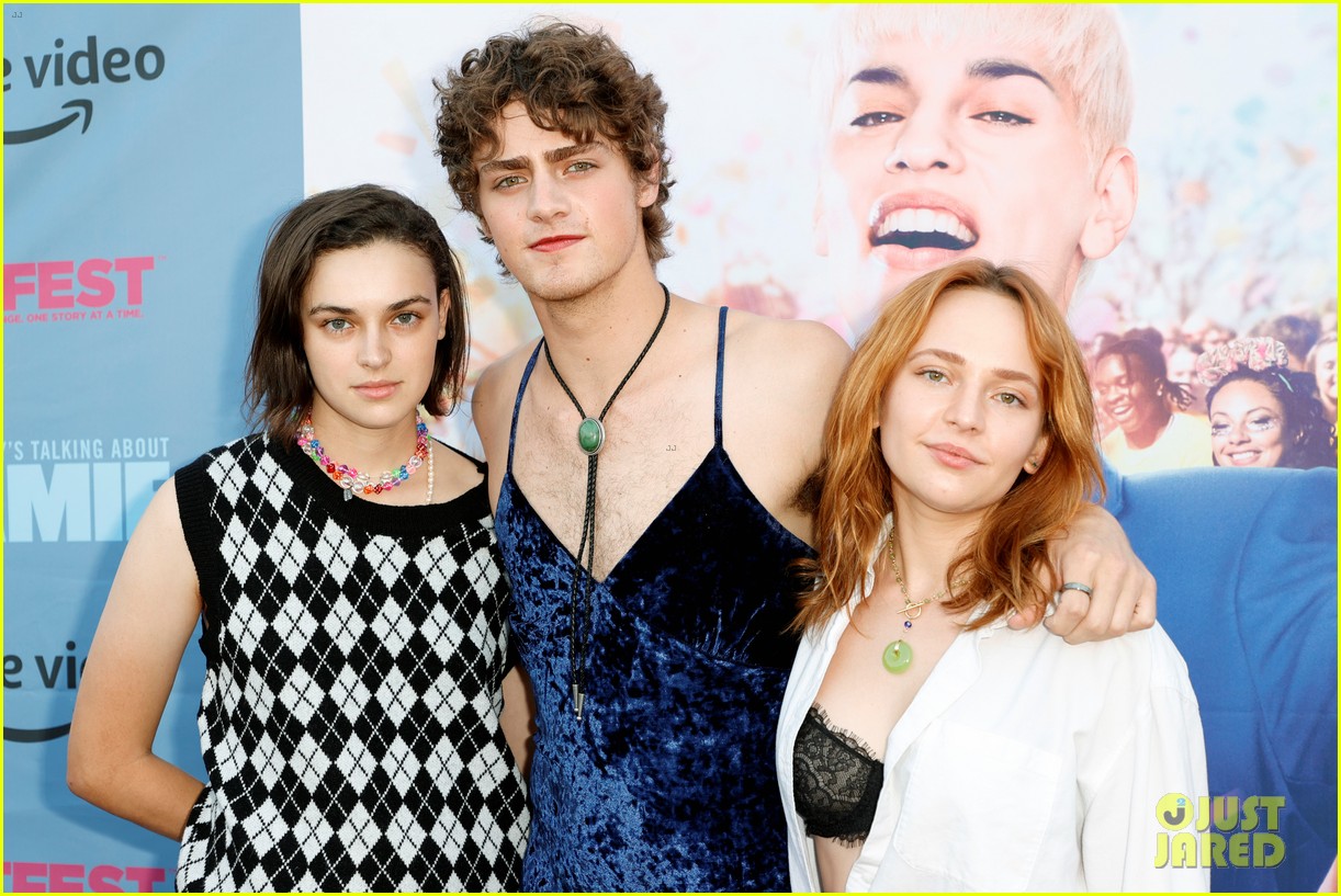 fin argus garrett clayton glam up for everybodys talking about jamie premiere 18