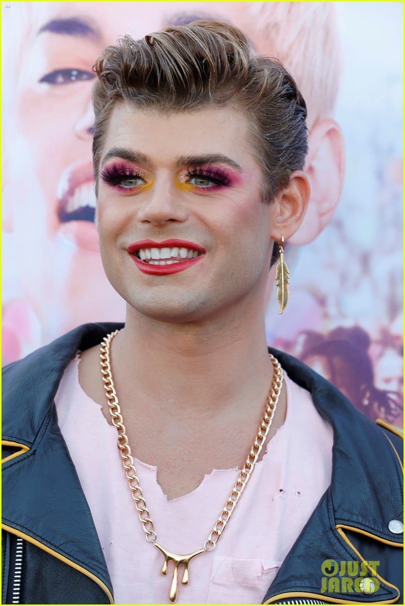 fin argus garrett clayton glam up for everybodys talking about jamie premiere 19