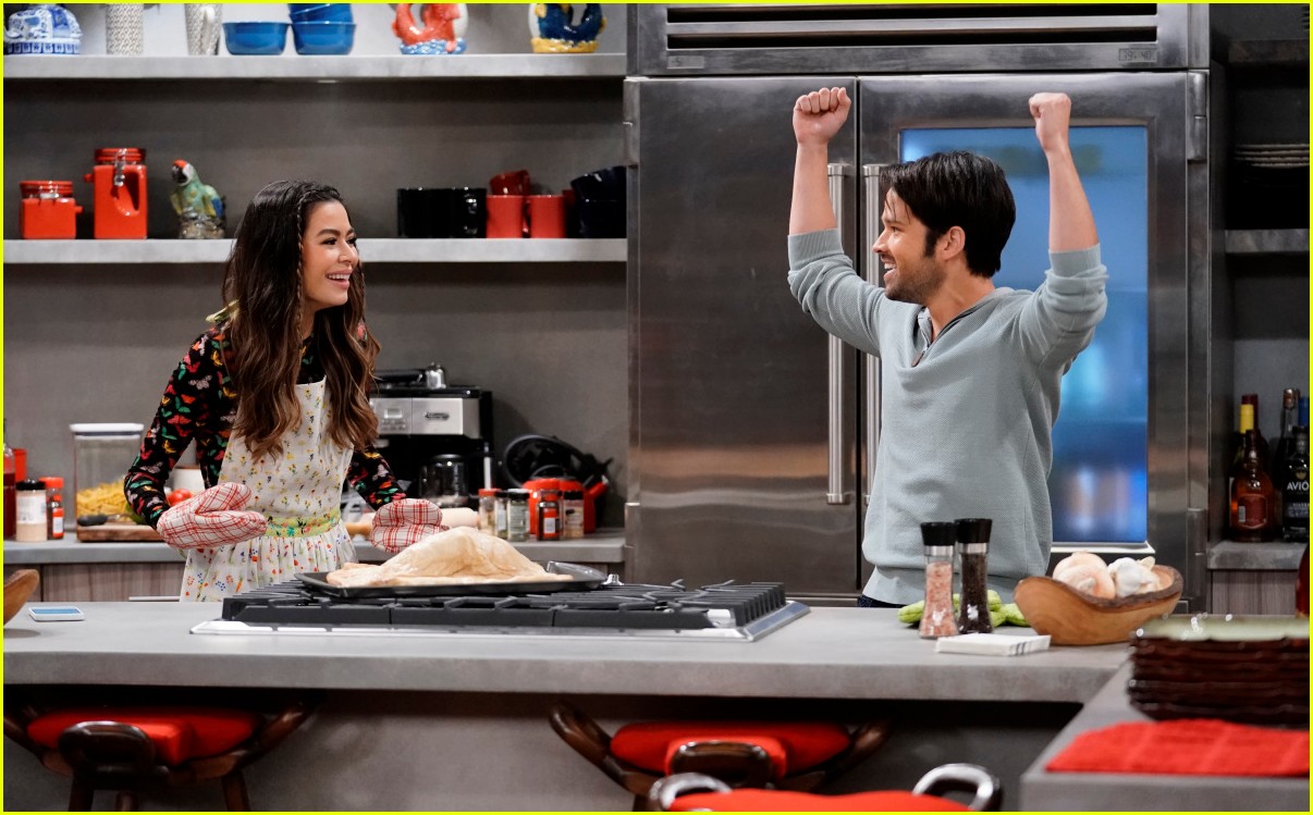miranda cosgrove cooks up an icarly delicacy on this weeks episode 02