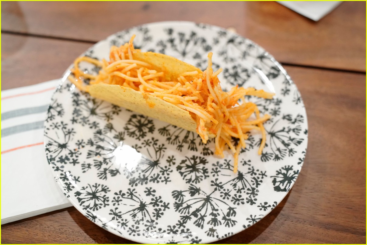 miranda cosgrove cooks up an icarly delicacy on this weeks episode 03