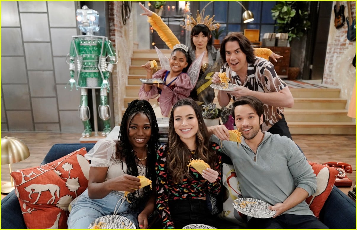 miranda cosgrove cooks up an icarly delicacy on this weeks episode 05