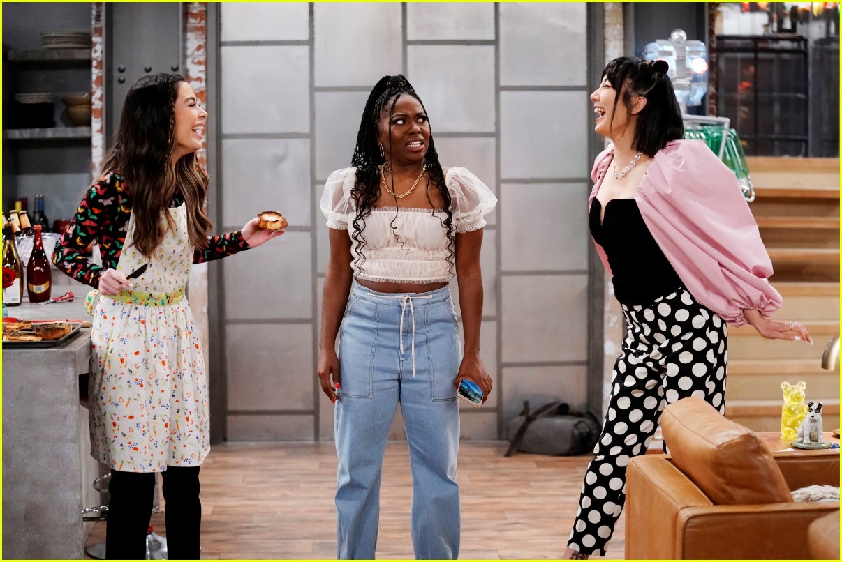 miranda cosgrove cooks up an icarly delicacy on this weeks episode 08