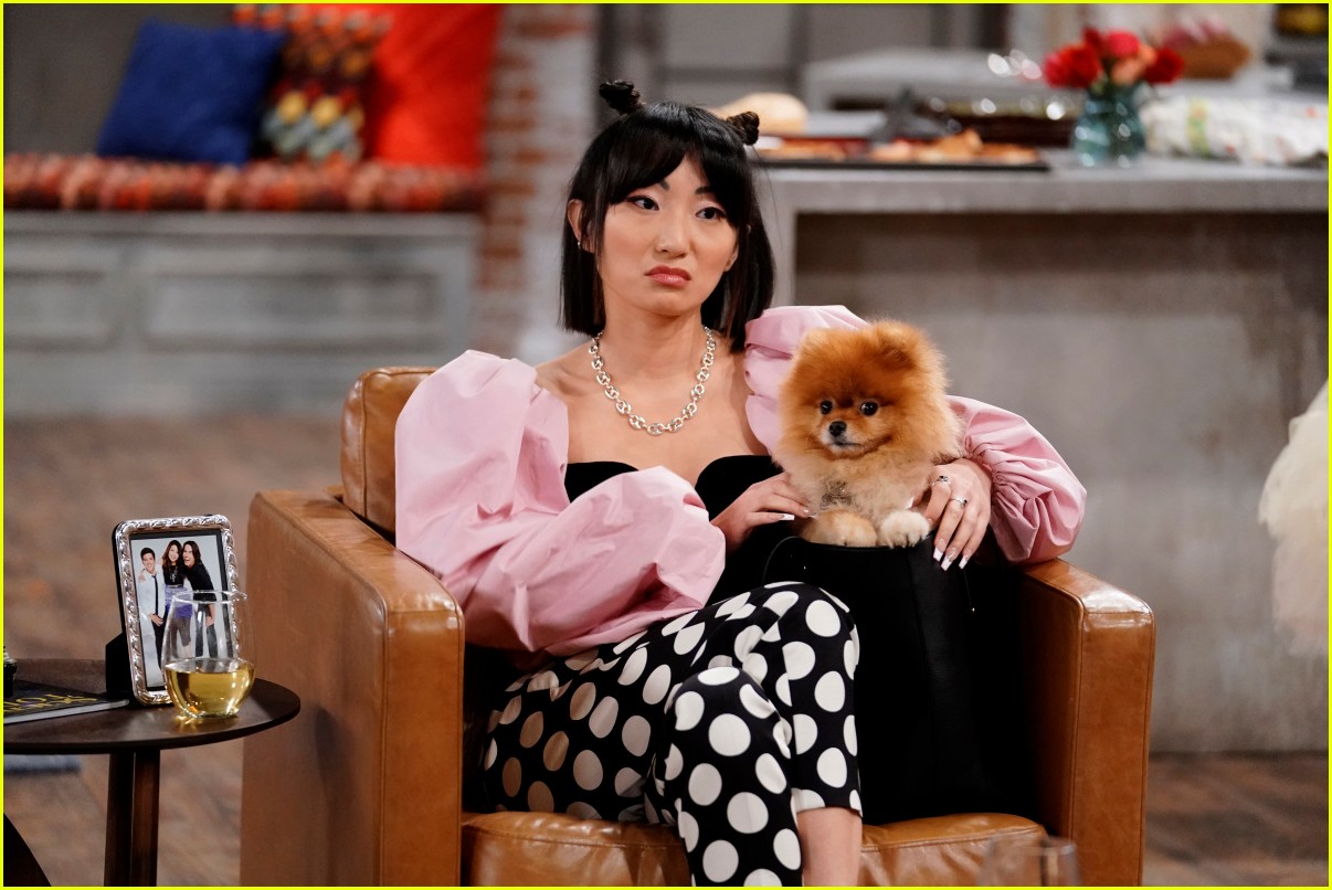 miranda cosgrove cooks up an icarly delicacy on this weeks episode 10