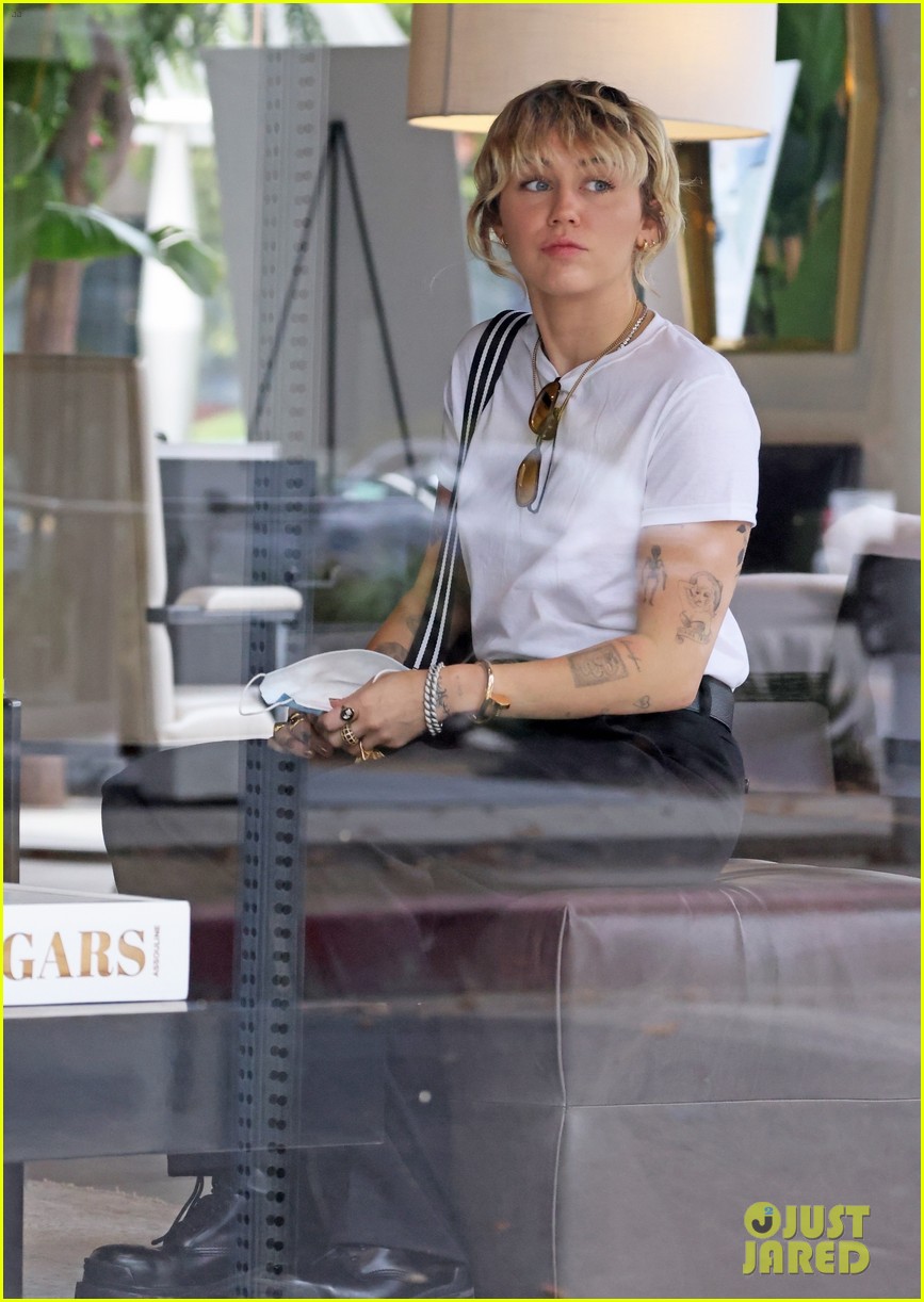 miley cyrus mom tish furniture shopping la 03