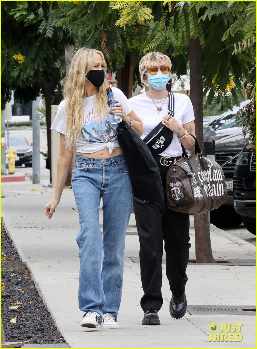 miley cyrus mom tish furniture shopping la 04