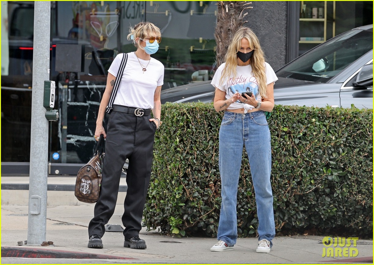 miley cyrus mom tish furniture shopping la 06