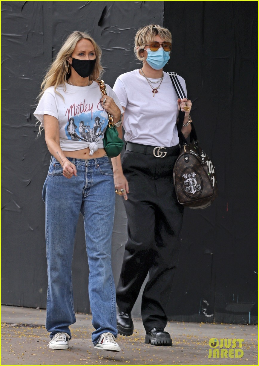 Miley Cyrus Shops For Furniture With Mom Tish | Photo 1320439 - Photo ...