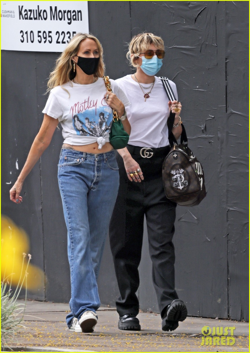 miley cyrus mom tish furniture shopping la 11