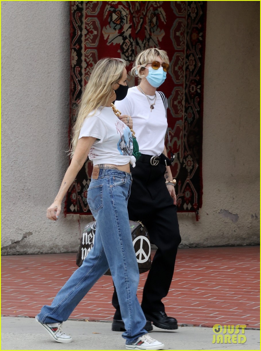 miley cyrus mom tish furniture shopping la 14