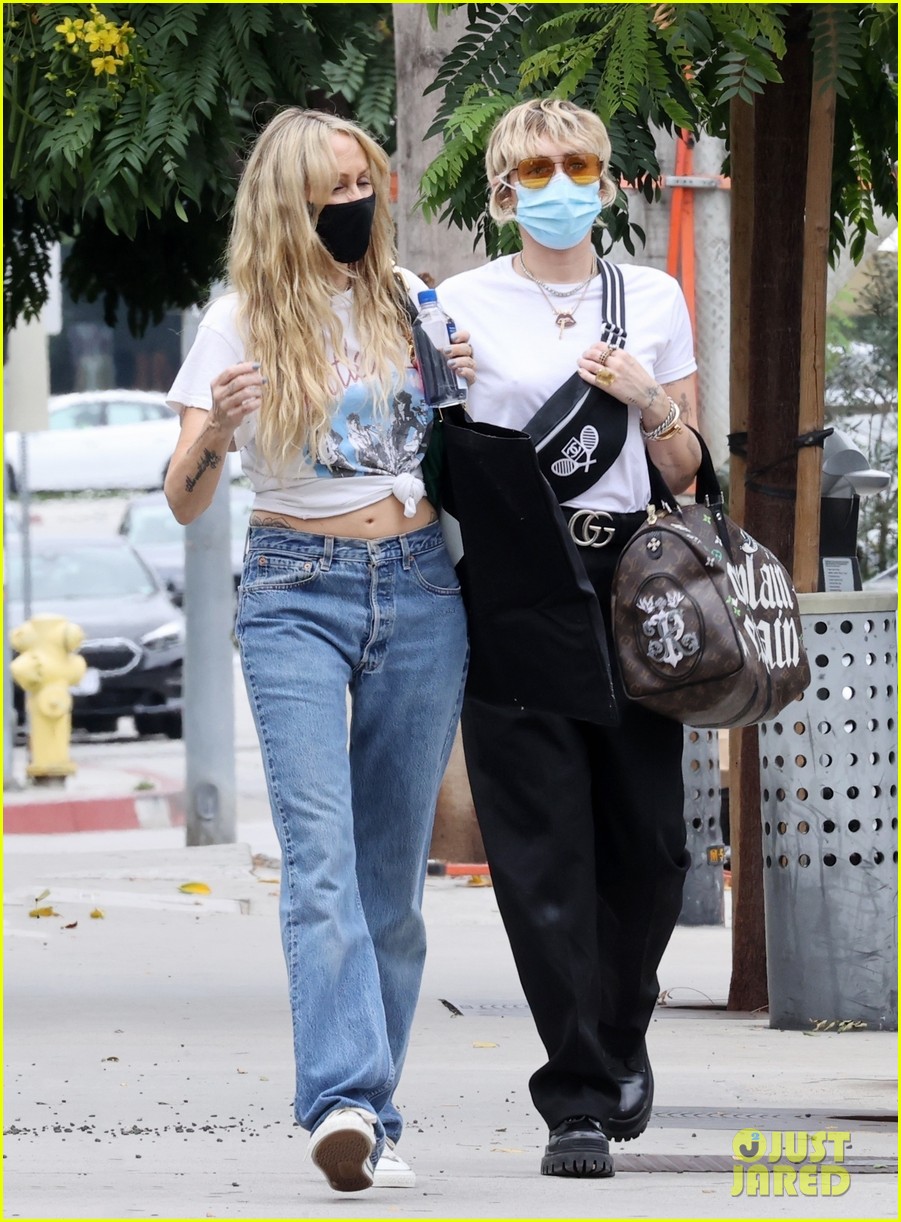 miley cyrus mom tish furniture shopping la 15