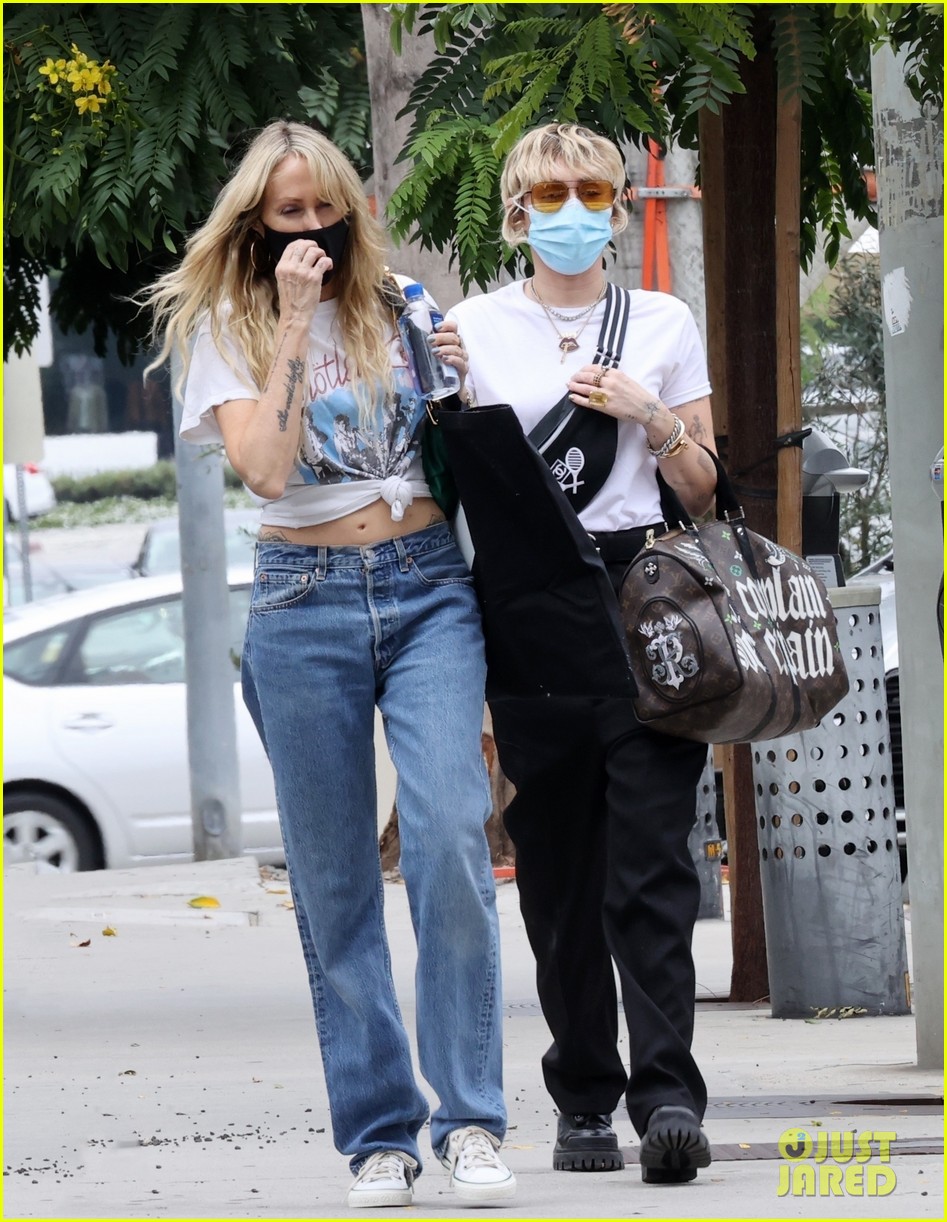 miley cyrus mom tish furniture shopping la 16