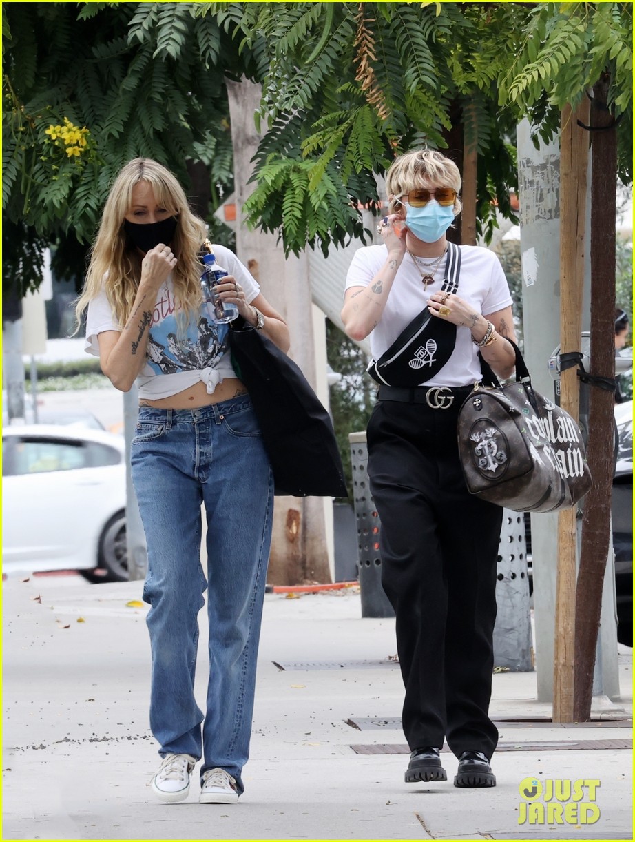 miley cyrus mom tish furniture shopping la 18