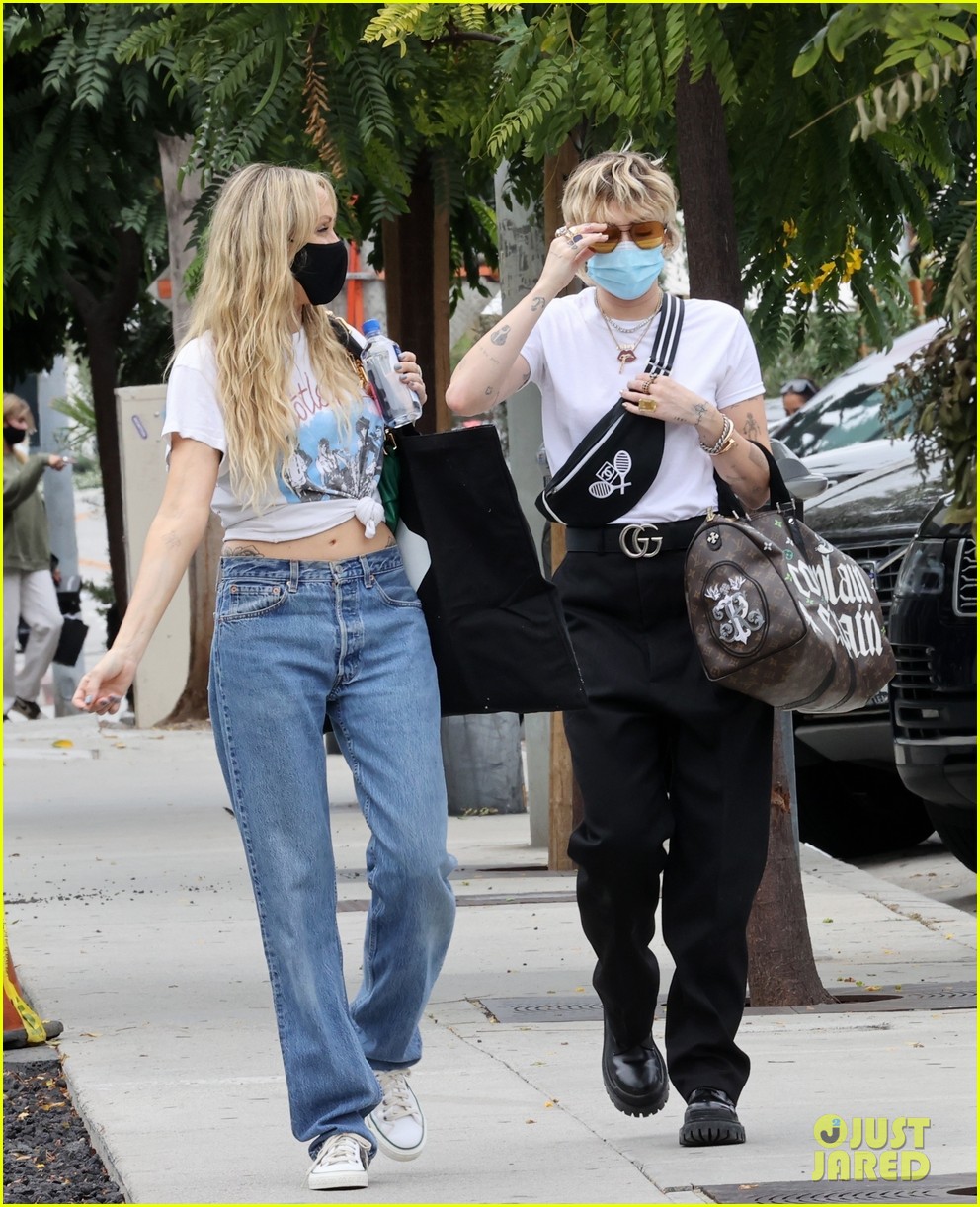 miley cyrus mom tish furniture shopping la 20