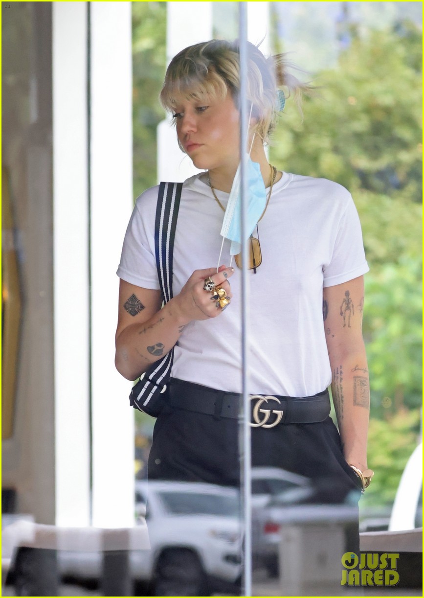 miley cyrus mom tish furniture shopping la 21