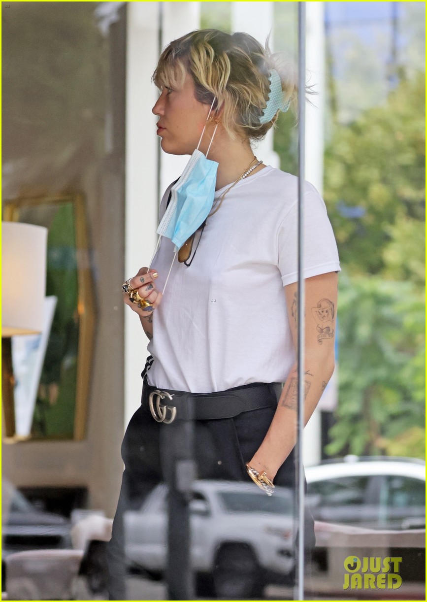 miley cyrus mom tish furniture shopping la 23