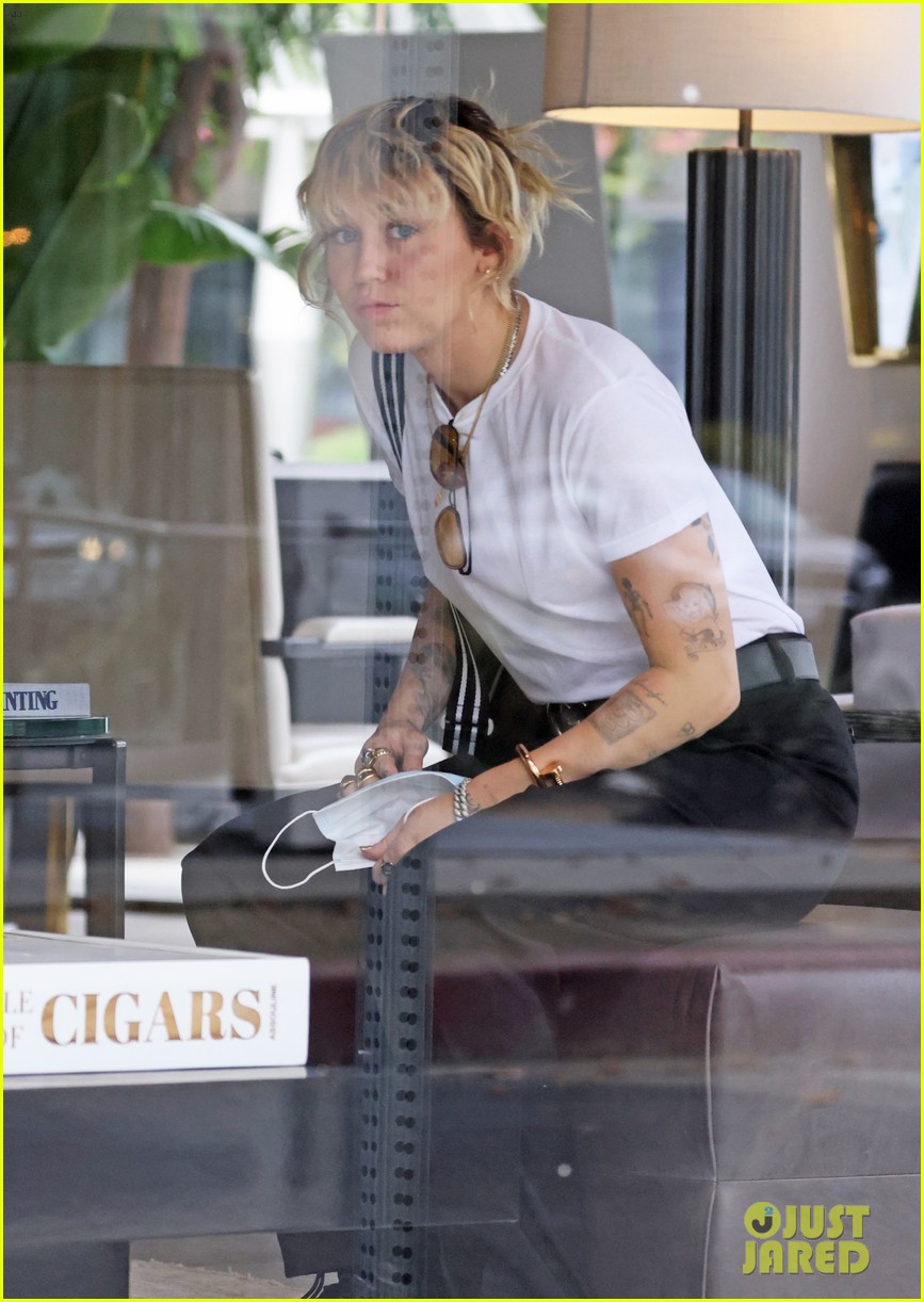 miley cyrus mom tish furniture shopping la 25
