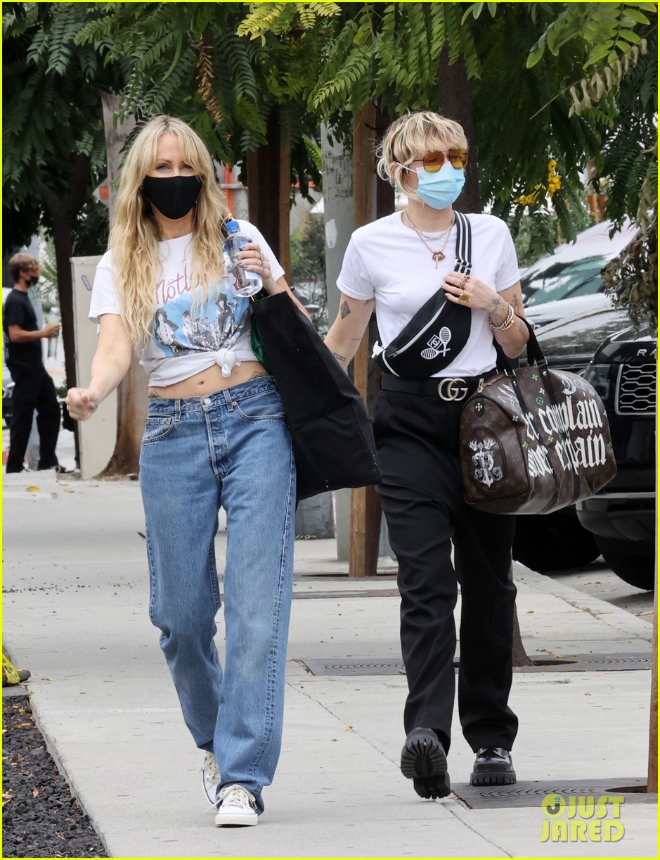 miley cyrus mom tish furniture shopping la 26