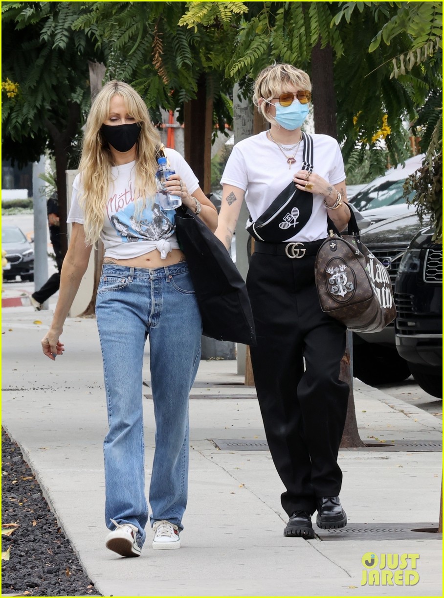 miley cyrus mom tish furniture shopping la 27