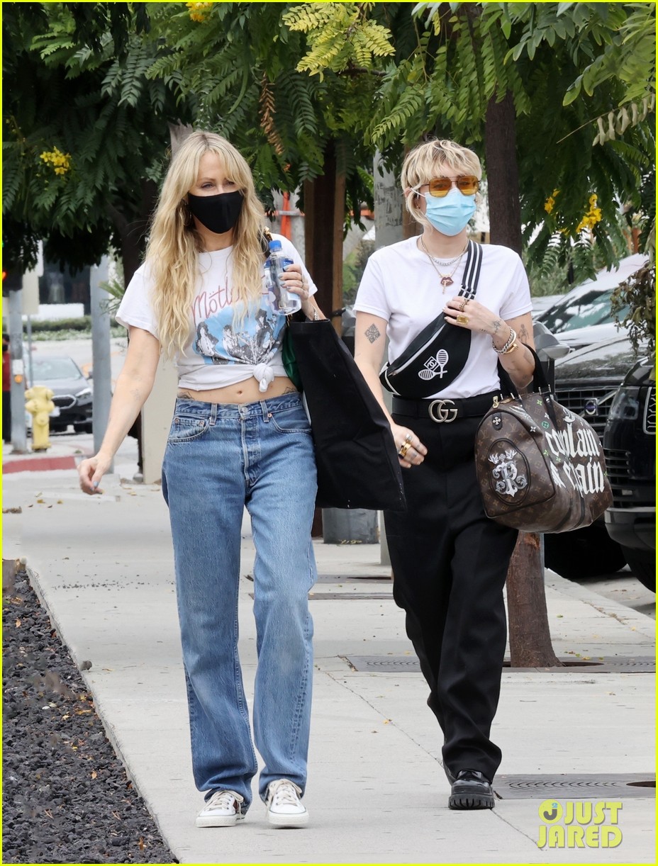 miley cyrus mom tish furniture shopping la 29