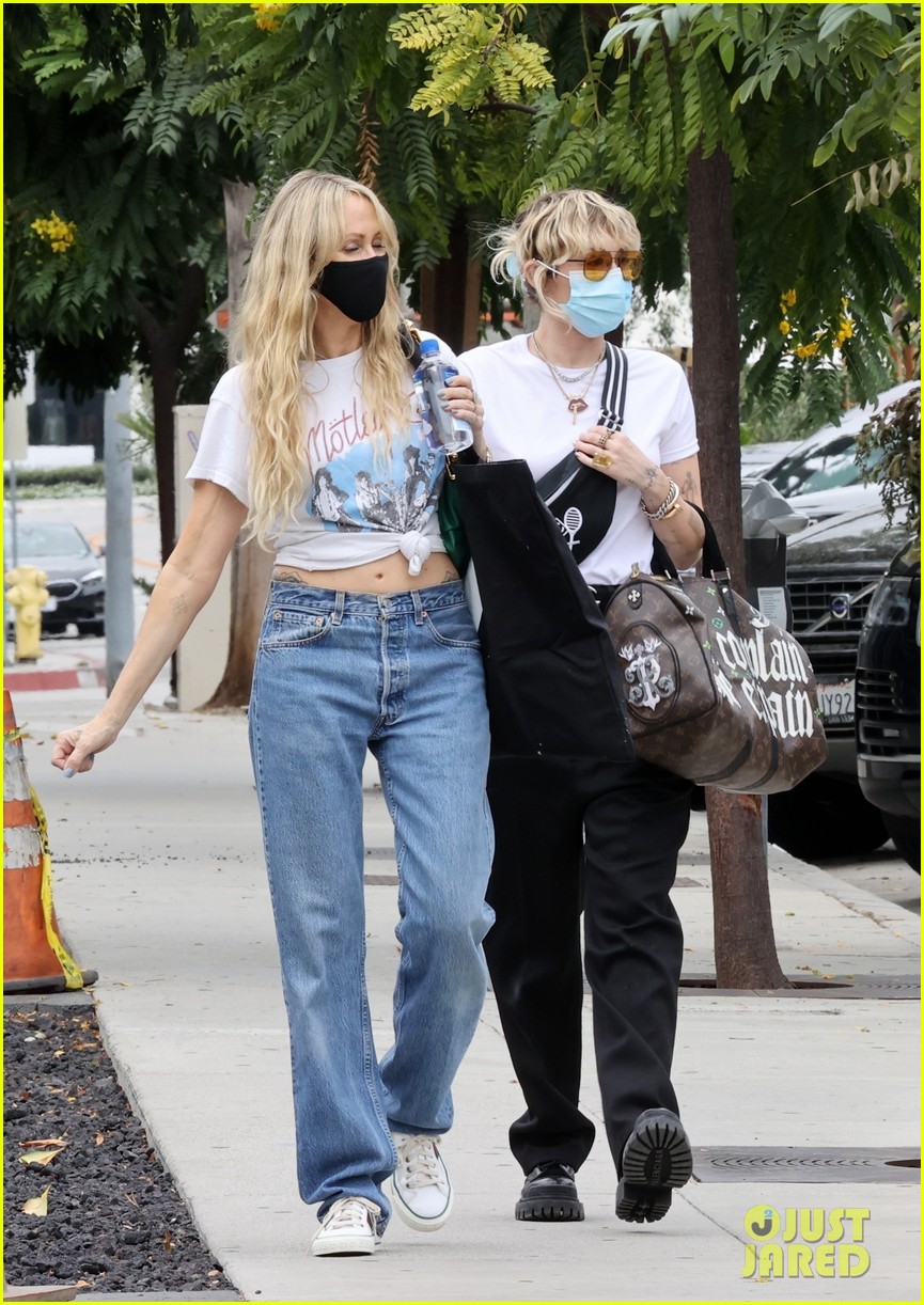 miley cyrus mom tish furniture shopping la 31