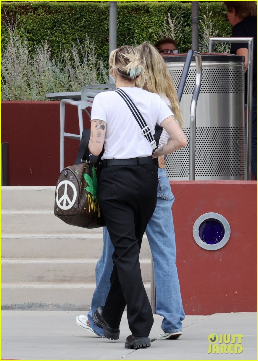 miley cyrus mom tish furniture shopping la 32