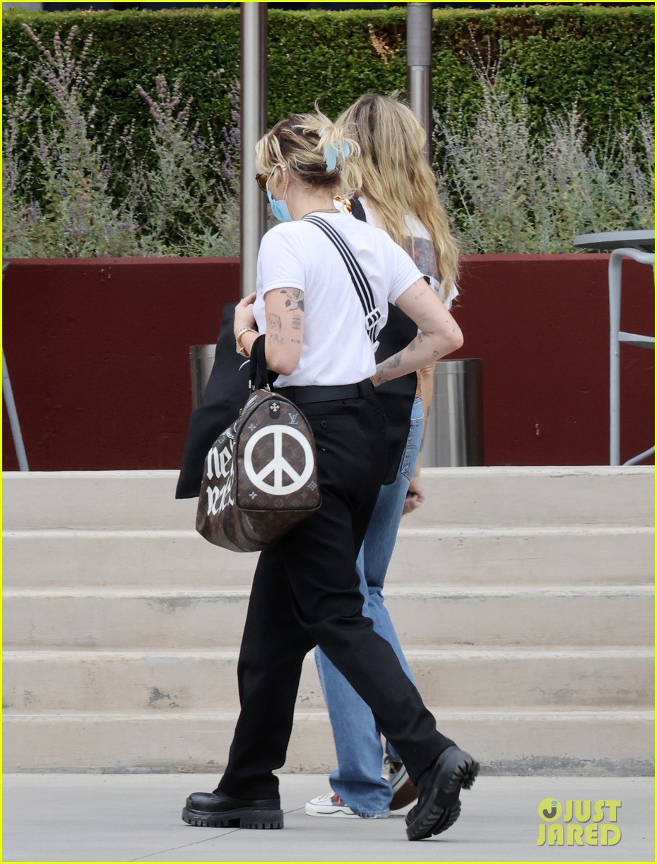 miley cyrus mom tish furniture shopping la 33