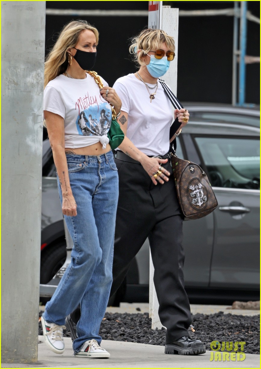 miley cyrus mom tish furniture shopping la 35