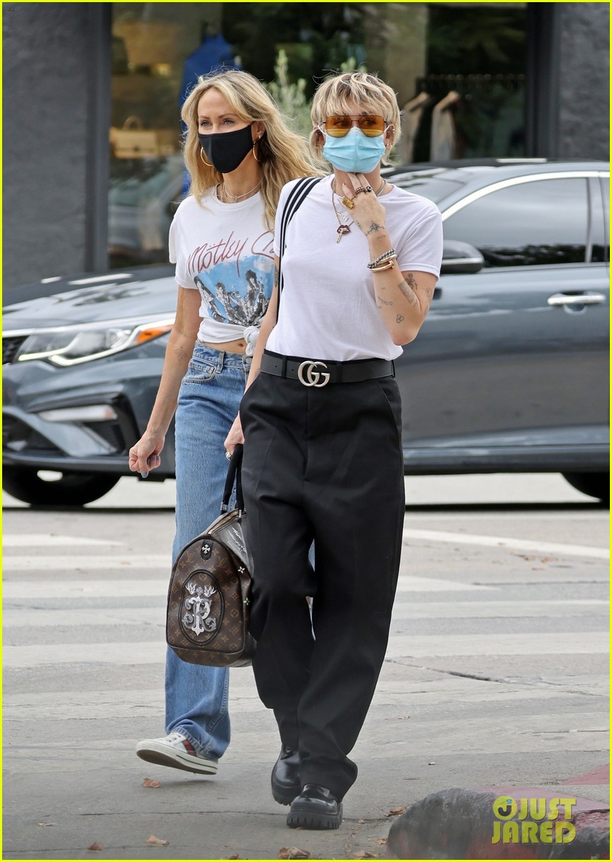 miley cyrus mom tish furniture shopping la 36