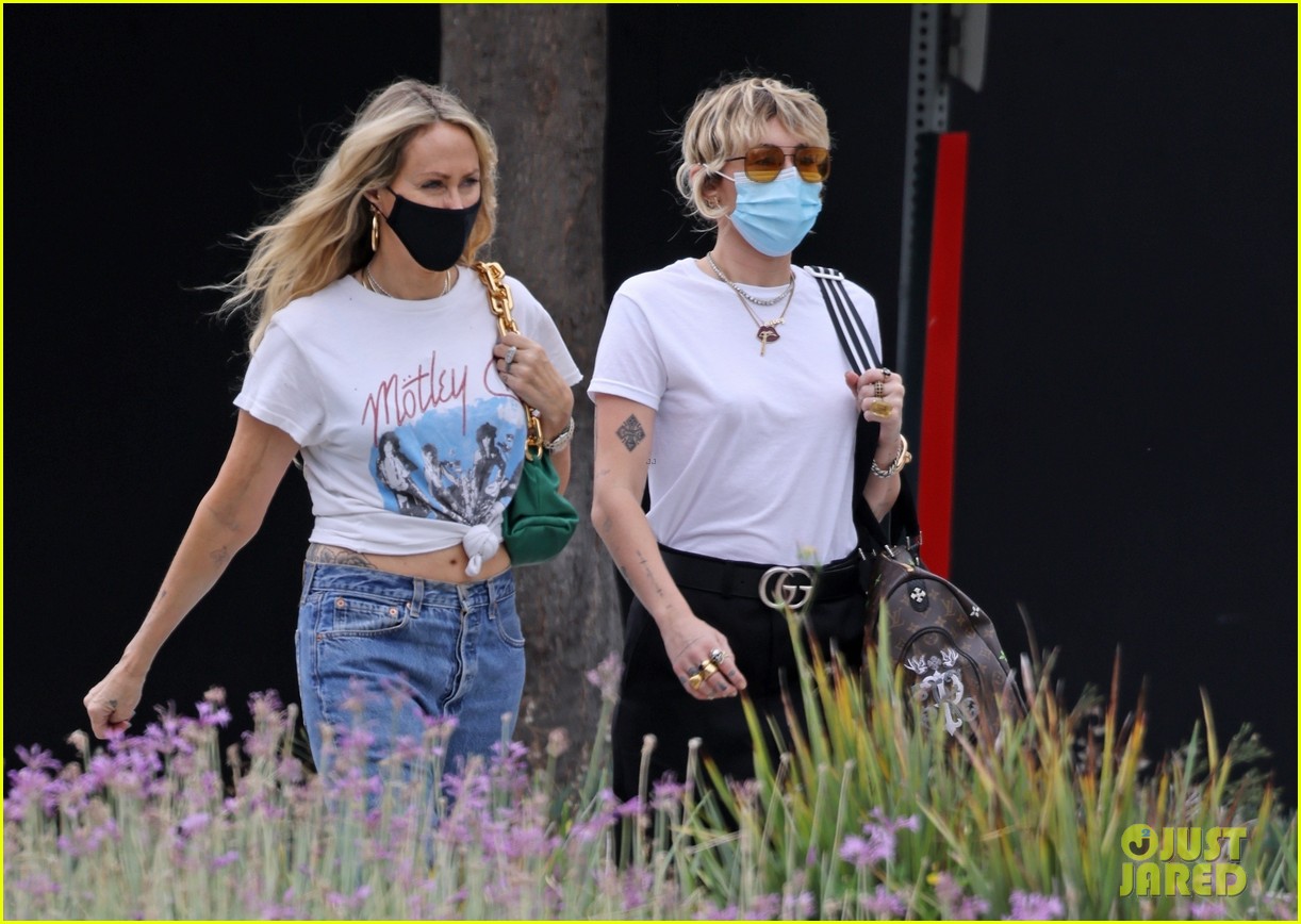 miley cyrus mom tish furniture shopping la 43