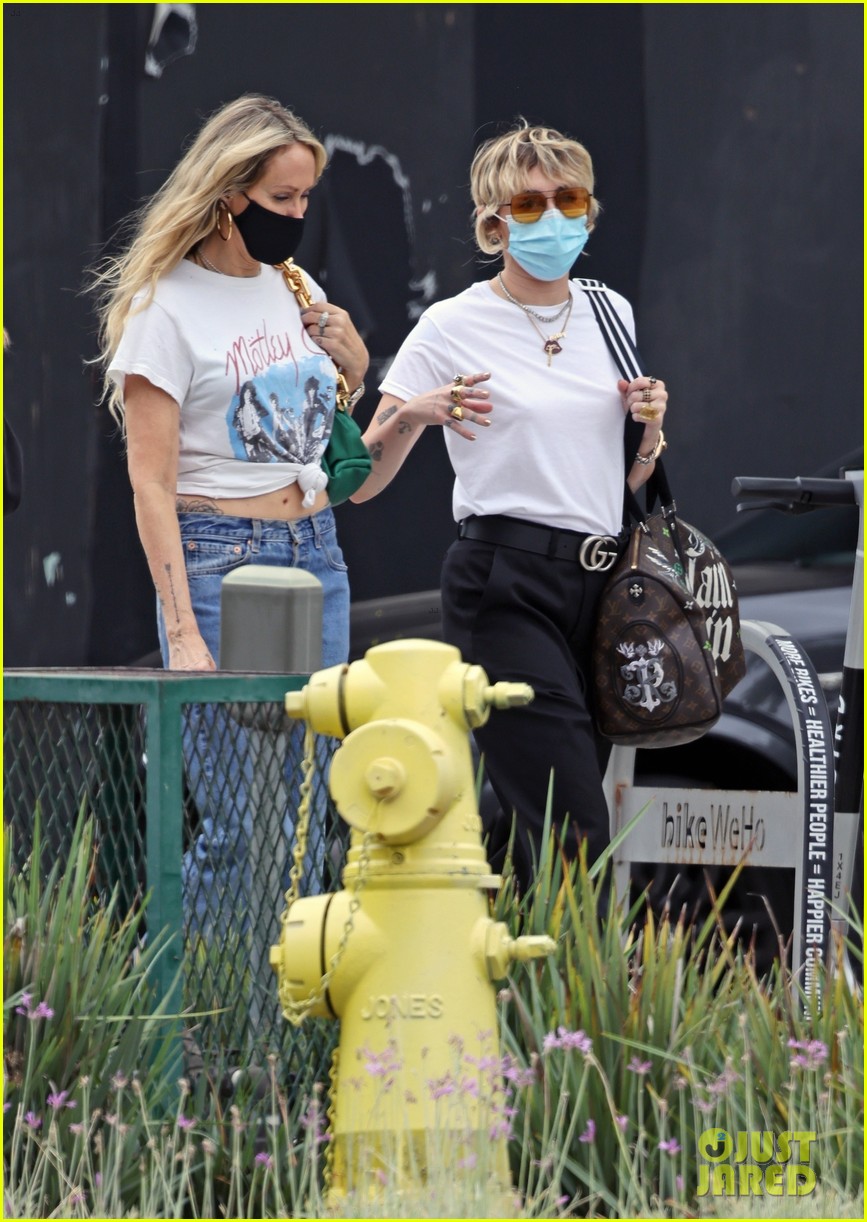 miley cyrus mom tish furniture shopping la 44