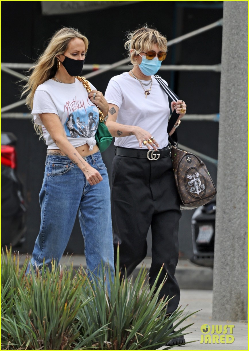 miley cyrus mom tish furniture shopping la 46