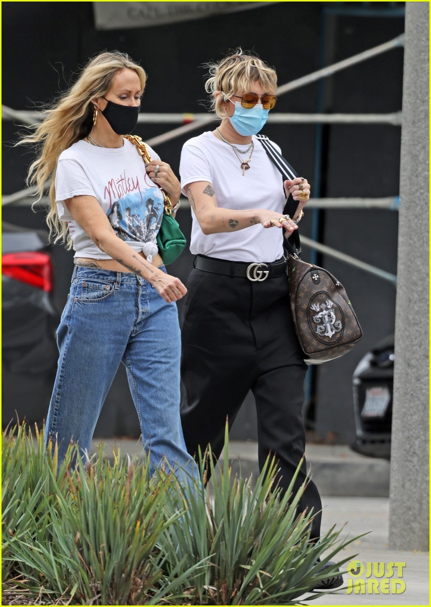 miley cyrus mom tish furniture shopping la 47