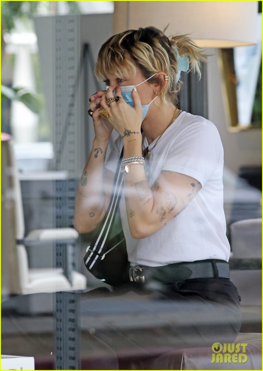 miley cyrus mom tish furniture shopping la 48