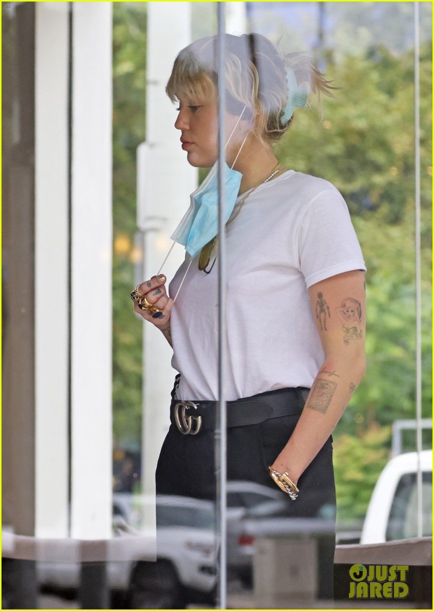 miley cyrus mom tish furniture shopping la 50